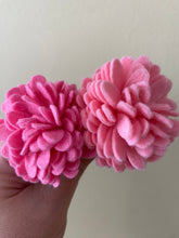 Load image into Gallery viewer, “You’re the best ‘Mum’” Chrysanthemum Felt Forever Flower: Pink
