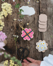 Load image into Gallery viewer, Keyring Flower Press - Oranges & Pinks